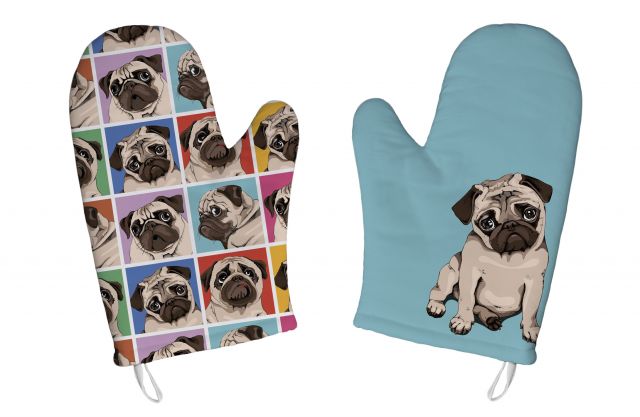 Oven gloves which pug
